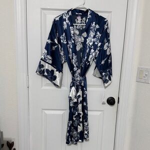 Floral Satin Kimono Robe - Navy and White
Lilac + London